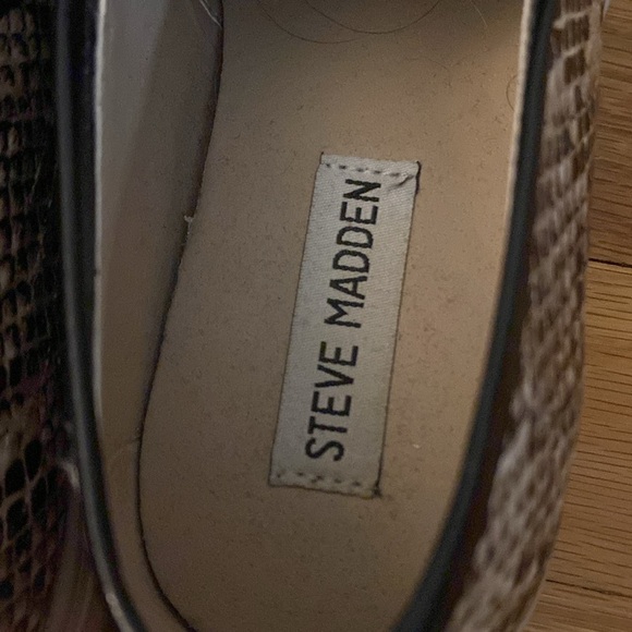 Steve Madden Women’s Snake Skin Studded Slip On Shoes Size 7.5 - Picture 4 of 8